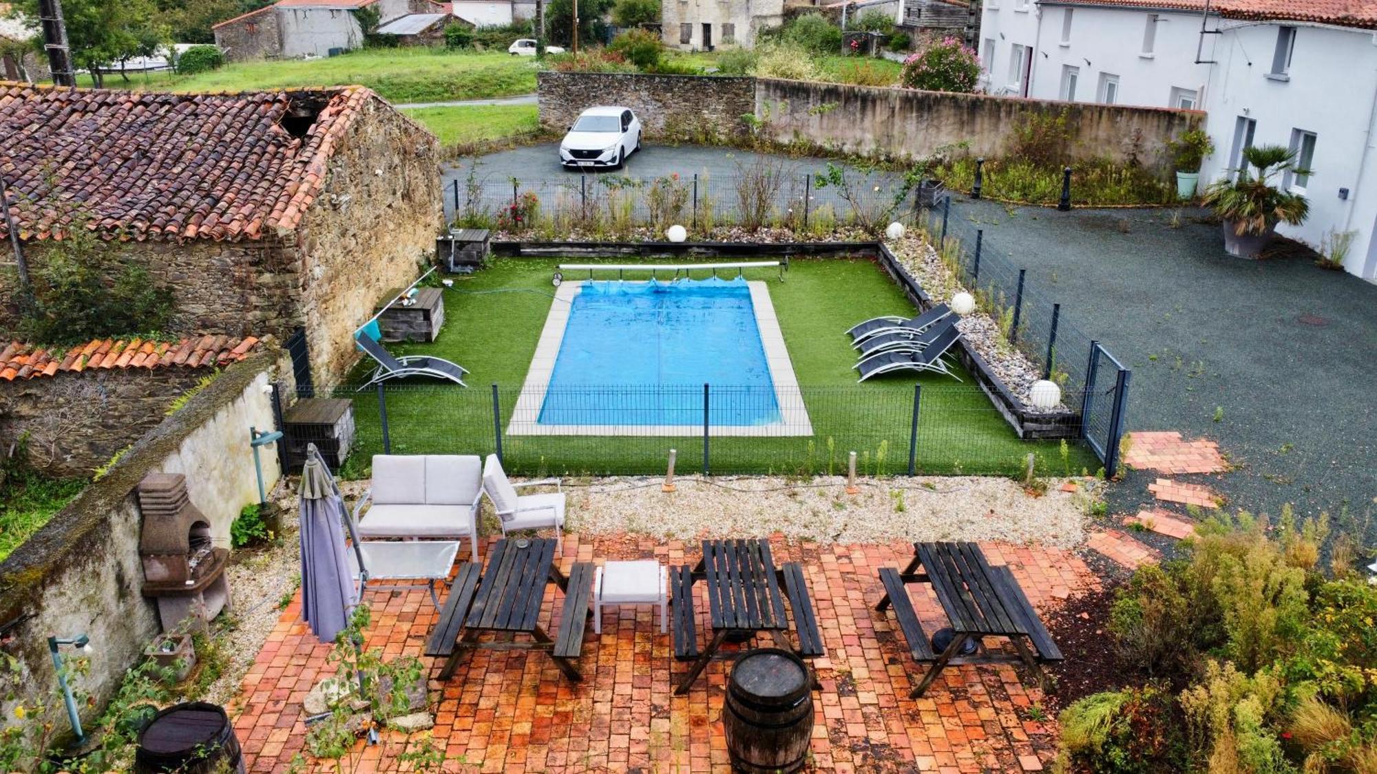 Domaine Des 5 Roses - Rose Rouge Apartment La Guierche Exterior photo
