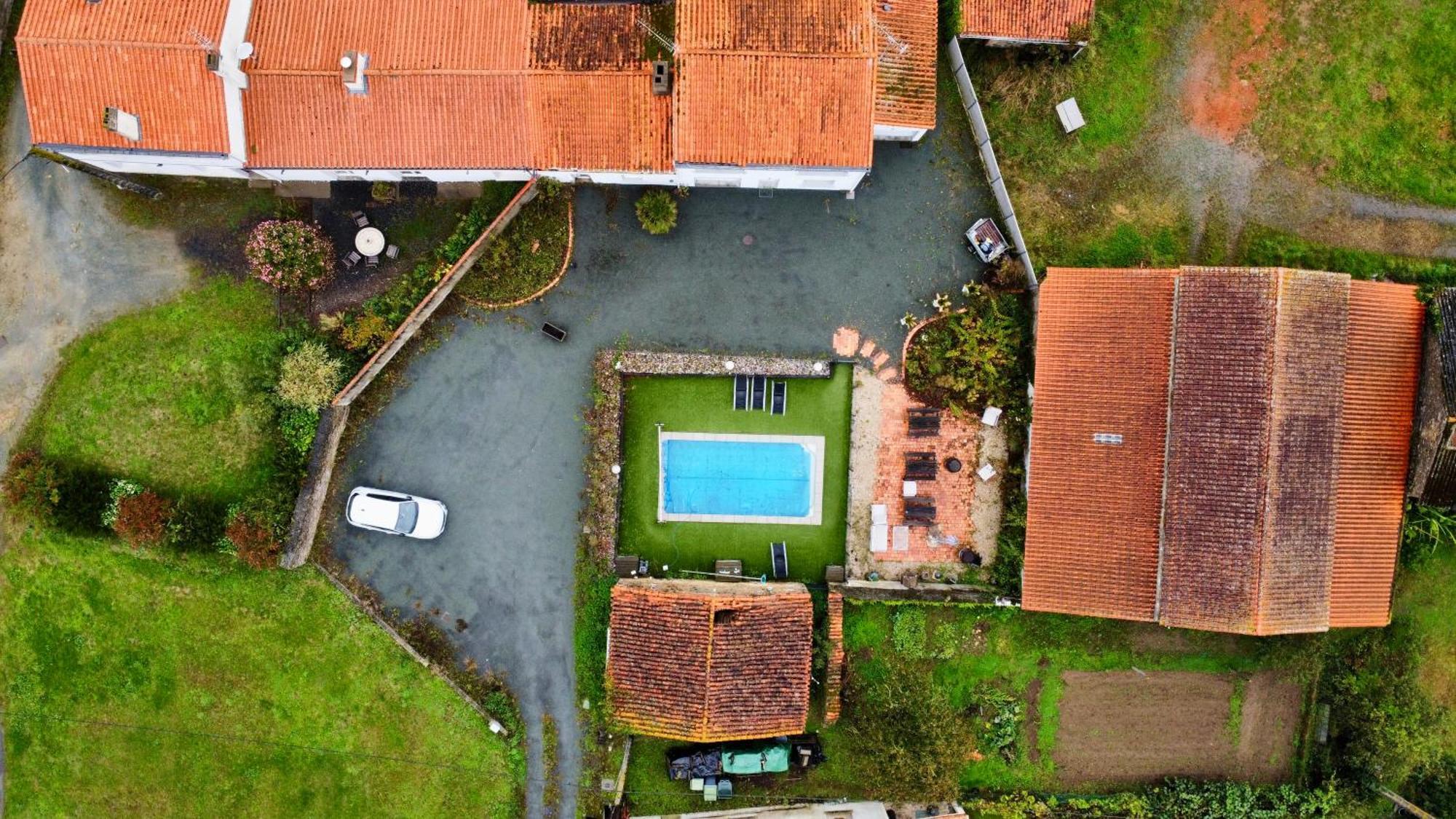 Domaine Des 5 Roses - Rose Rouge Apartment La Guierche Exterior photo